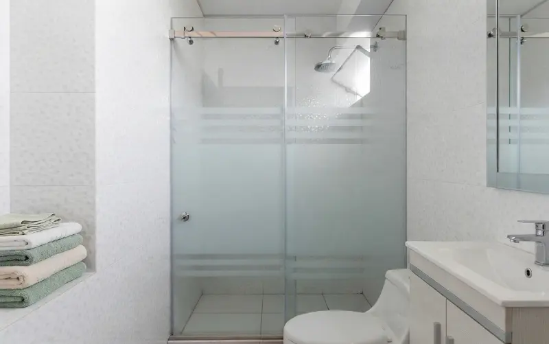 Puerta de ducha corrediza con vidrio templado